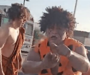 Hombres vestidos de Los Picapiedra sorprenden en crucero de Reynosa