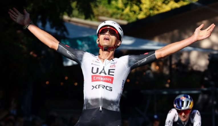 Isaac del Toro hace historia y gana el Giro dellEmilia 2025 Isaac del Toro hace historia y gana el Giro dellEmilia 2025