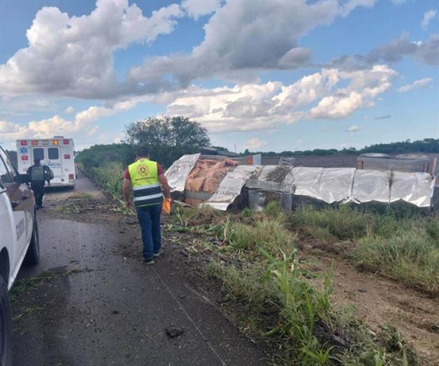 Vuelca contenedor de pipa cargado de jugo de naranja Vuelca contenedor de pipa cargado de jugo de naranja