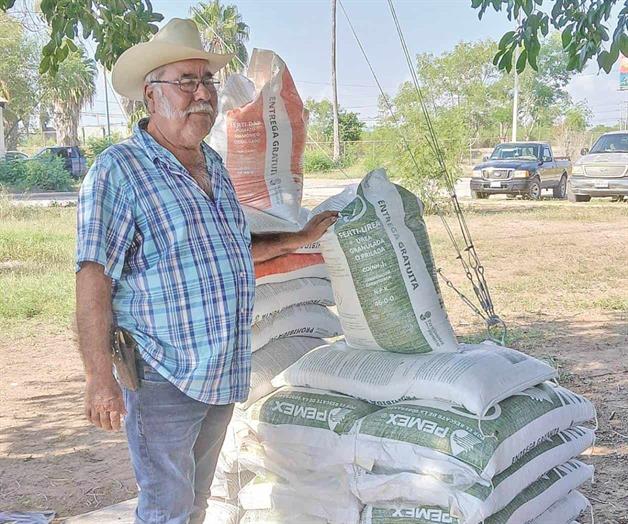 Entregan a ejidatarios bolsas de fertilizantes