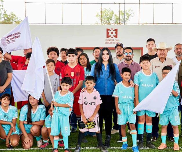 Inaugura Nataly reparación de pasto sintético Inaugura Nataly reparación de pasto sintético