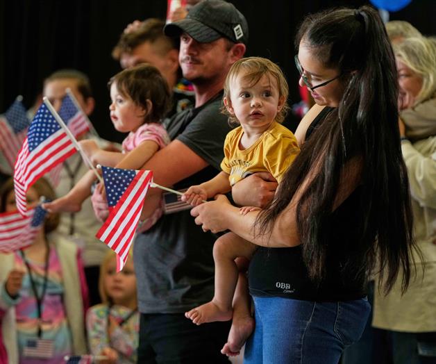 Considera Trump permitir muchos menos refugiados Considera Trump permitir muchos menos refugiados