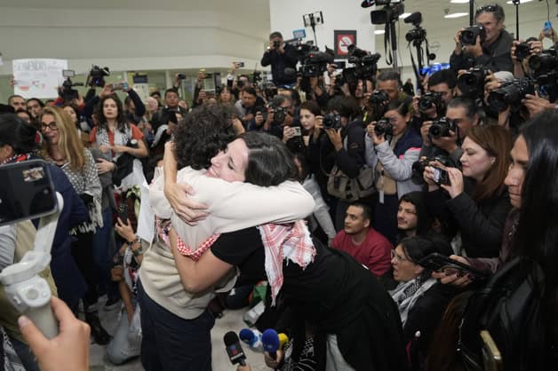 México recibe entre vivas y flores a 6 activistas que participaron en flotilla que se dirigía a Gaza México recibe entre vivas y flores a 6 activistas que participaron en flotilla que se dirigía a Gaza