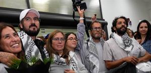 México recibe entre vivas y flores a 6 activistas que participaron en flotilla que se dirigía a Gaza