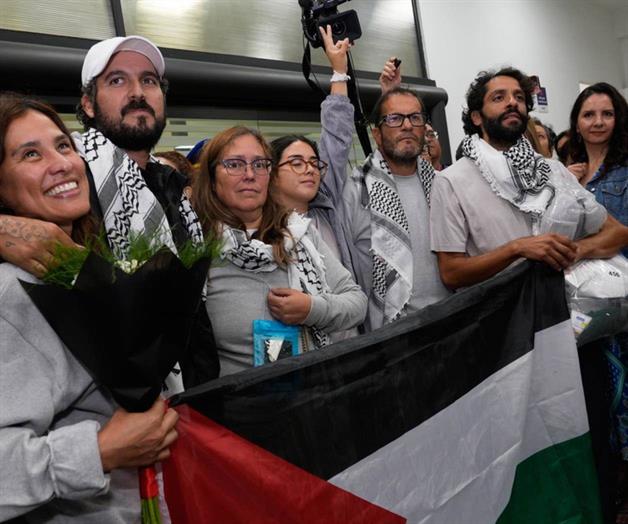 México recibe entre vivas y flores a 6 activistas que participaron en flotilla que se dirigía a Gaza México recibe entre vivas y flores a 6 activistas que participaron en flotilla que se dirigía a Gaza