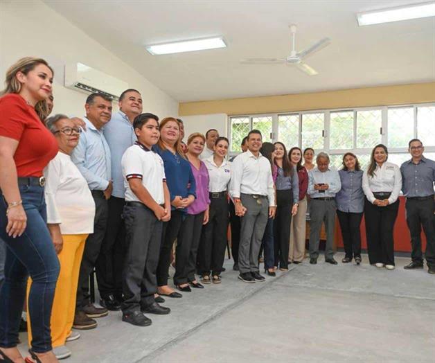 Entrega Lalo Gattás aula en la primaria Francisco Márquez Entrega Lalo Gattás aula en la primaria Francisco Márquez
