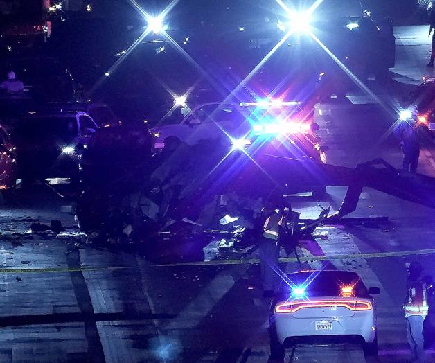 Desploma helicóptero en autopista en California Desploma helicóptero en autopista en California