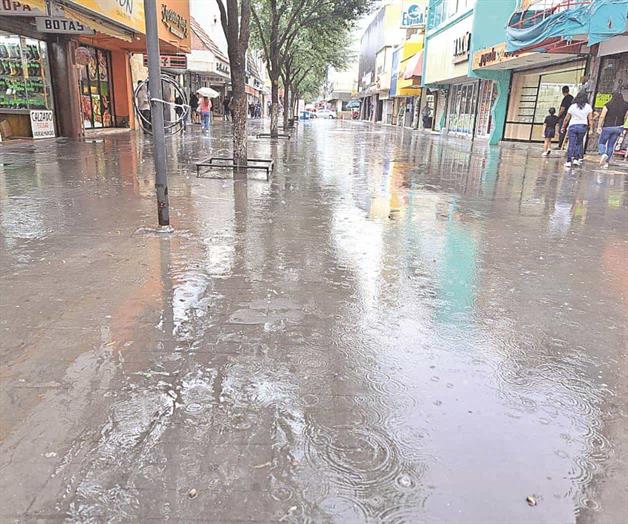 Demandan drenaje pluvial en la peatonal por lluvias Demandan drenaje pluvial en la peatonal por lluvias