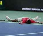 Djokovic se sobrepone a cansancio y humedad