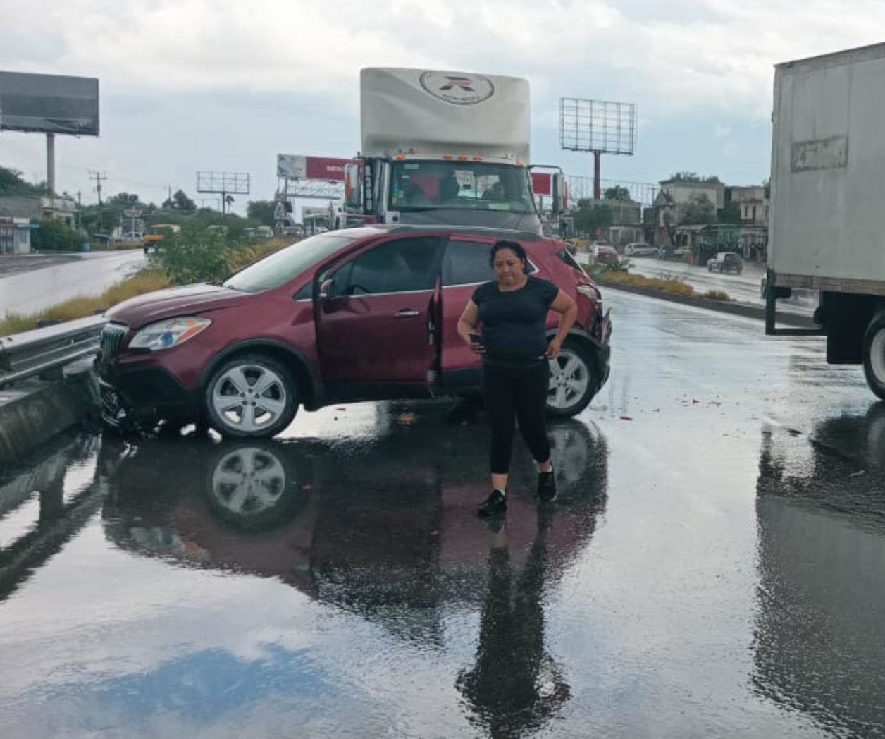 Choca contra ‘muro’ al ser impactada por tráiler