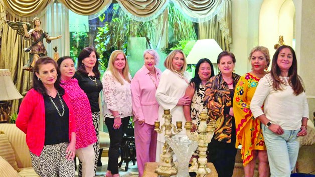 Ana María comparte amena tarde con amigas