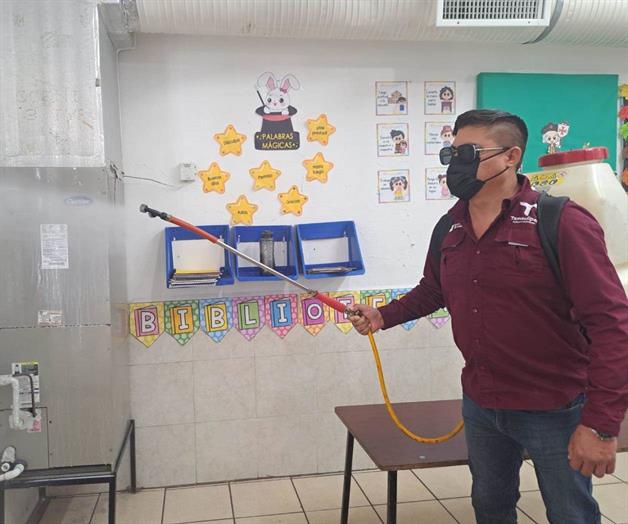 Fumigan a escuela para combatir virus existentes Fumigan a escuela para combatir virus existentes