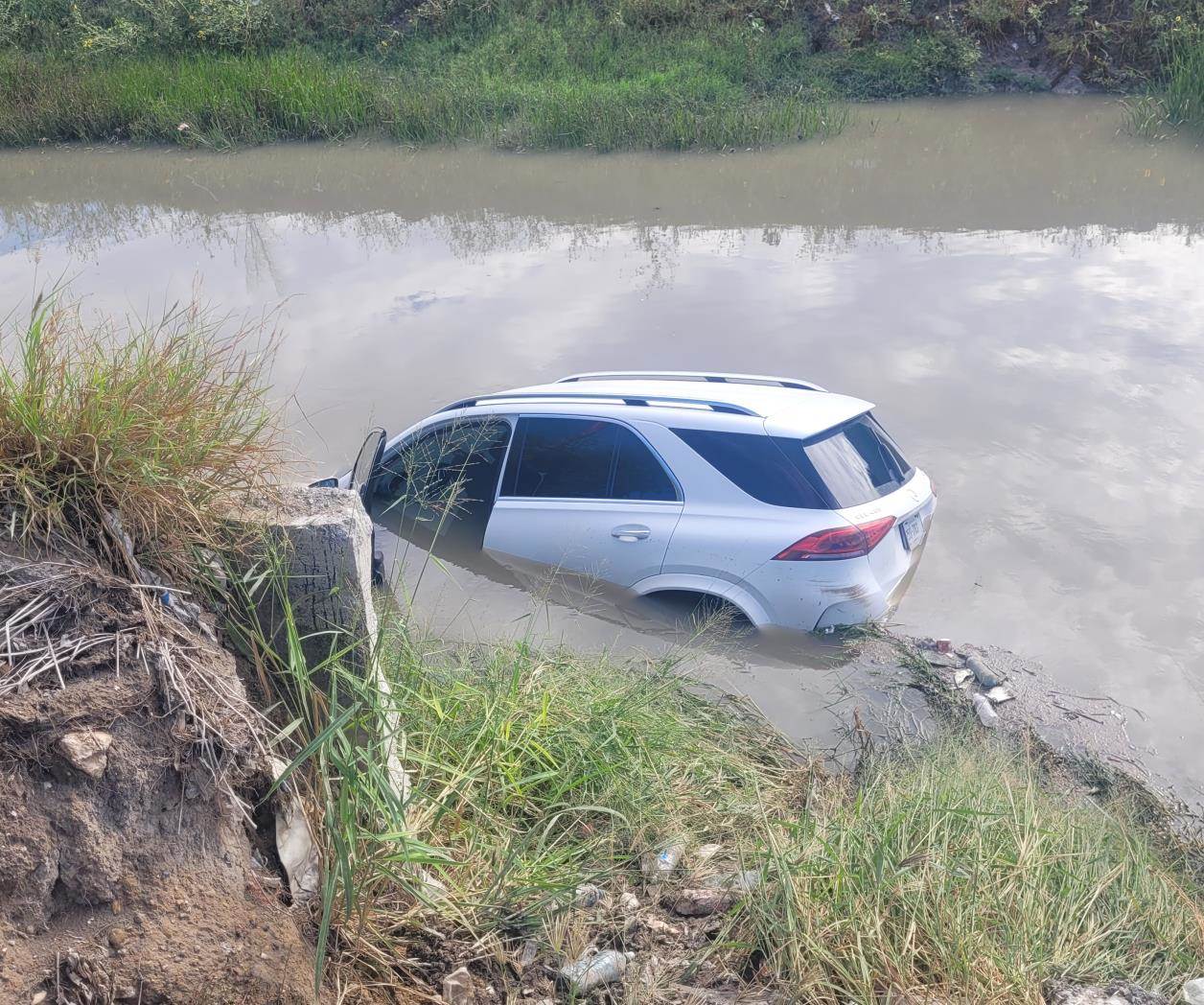 ¡Cae de reversa al canal Rodhe!