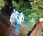Familia es arrastrada por la corriente de arroyo natural