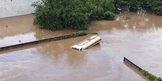 Quedan atrapados por inundaciones