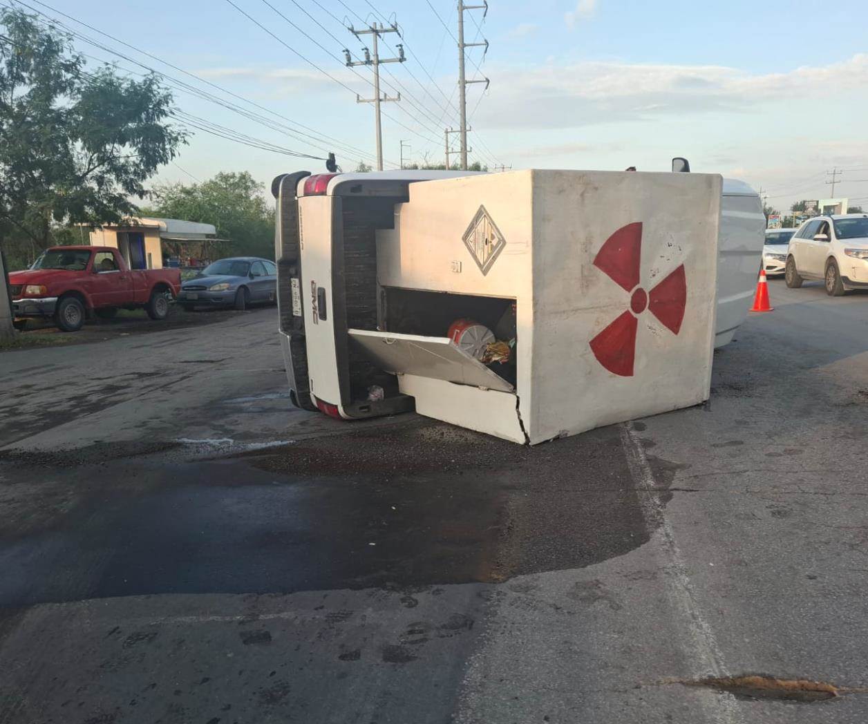 Evita chocar con auto y sufre una volcadura