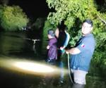 Arrastra arroyo a una familia