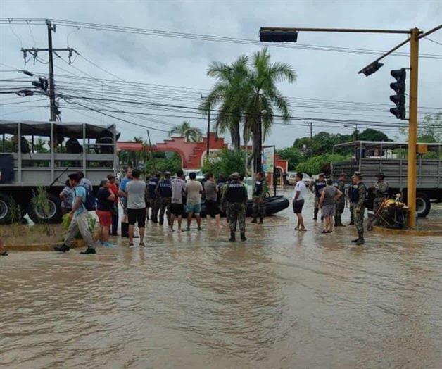 En medio de la inundación, saquean diferentes tiendas en Poza Rica En medio de la inundación, saquean diferentes tiendas en Poza Rica