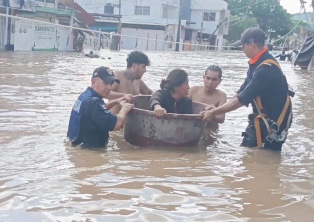 Fuerzas federales en acción Operativo de rescate en zona inundada