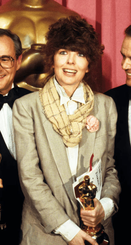 Keaton con su trofeo dorado