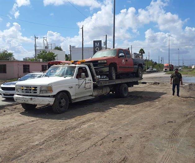 Va tránsito contra los carros abandonados Va tránsito contra los carros abandonados