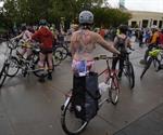 Protestan ciclistas desnudos contra presencia de tropas