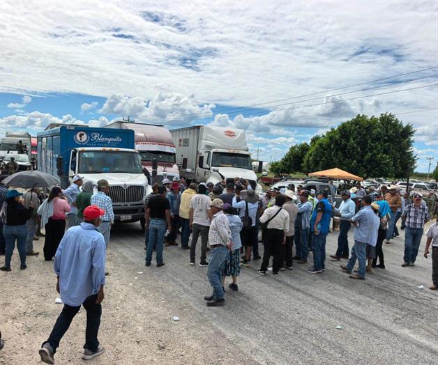 Productores agrícolas bloquean la carretera Victoria-Matamoros Productores agrícolas bloquean la carretera Victoria-Matamoros