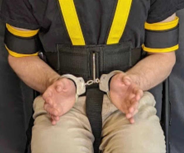 Denuncian que restricciones corporales usadas por ICE violan derechos humanos