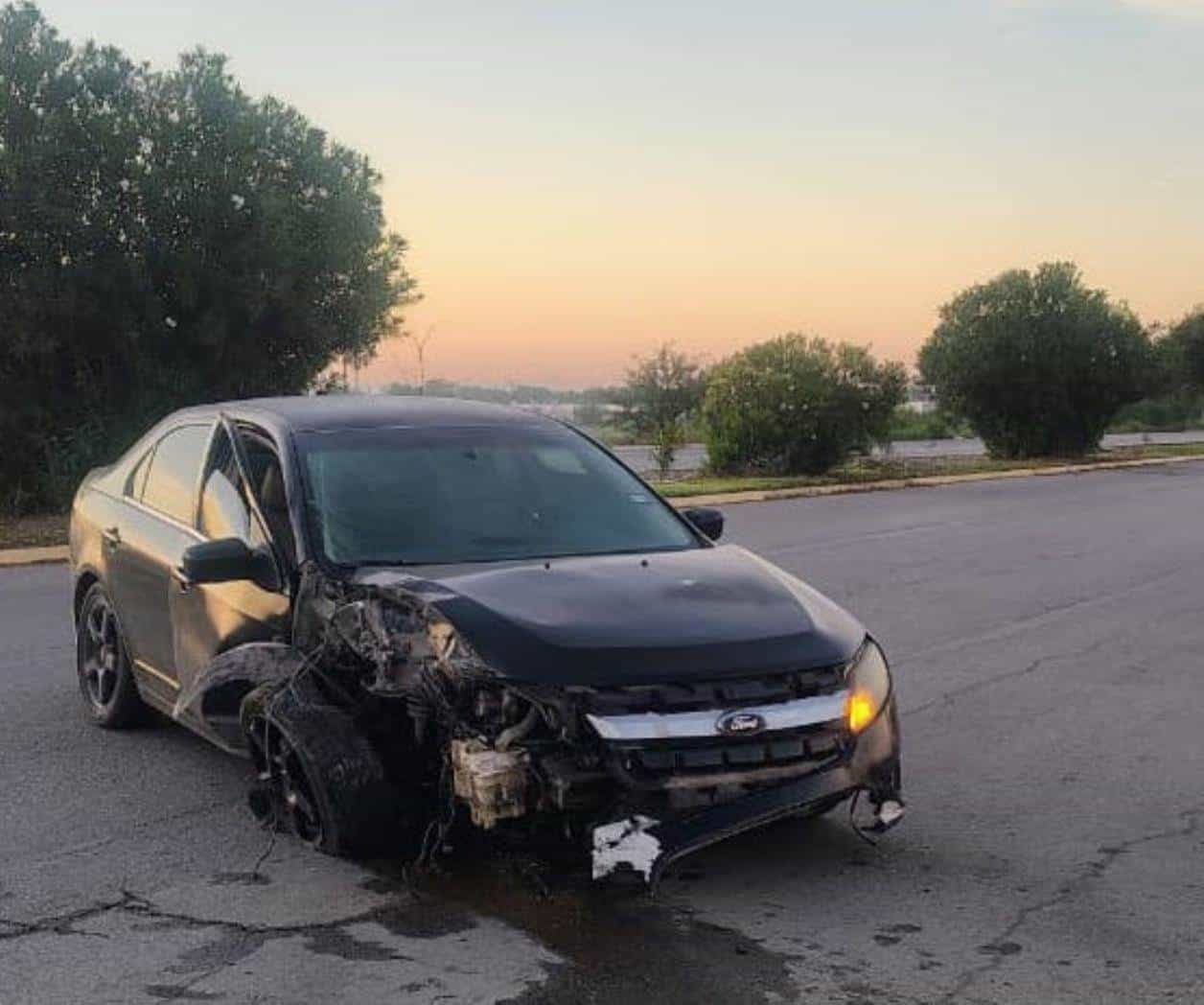 Abandona su carro tras chocar contra un poste