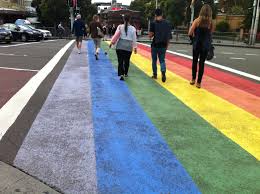 ¿Crees que el gobierno estatal de Texas tiene razón al amenazar con retirar fondos de transporte a las ciudades que no retiren los "cruzamientos arcoíris" (rainbow crosswalks)?