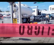 Un motociclista terminó debajo de una camión al registrase un accidente, los cuerpos de emergencia se encuentran auxiliandolo.