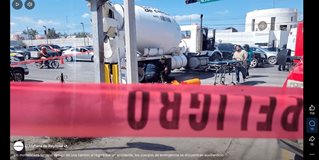 Un motociclista terminó debajo de una camión al registrase un accidente, los cuerpos de emergencia se encuentran auxiliandolo.