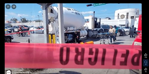 Un motociclista terminó debajo de una camión al registrase un accidente, los cuerpos de emergencia se encuentran auxiliandolo.