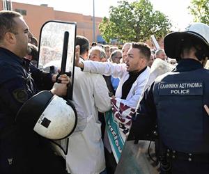 Protesta en hospital estatal de Atenas por condiciones de salud pública