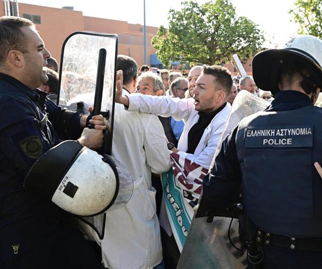 Protesta en hospital estatal de Atenas por condiciones de salud pública Protesta en hospital estatal de Atenas por condiciones de salud pública