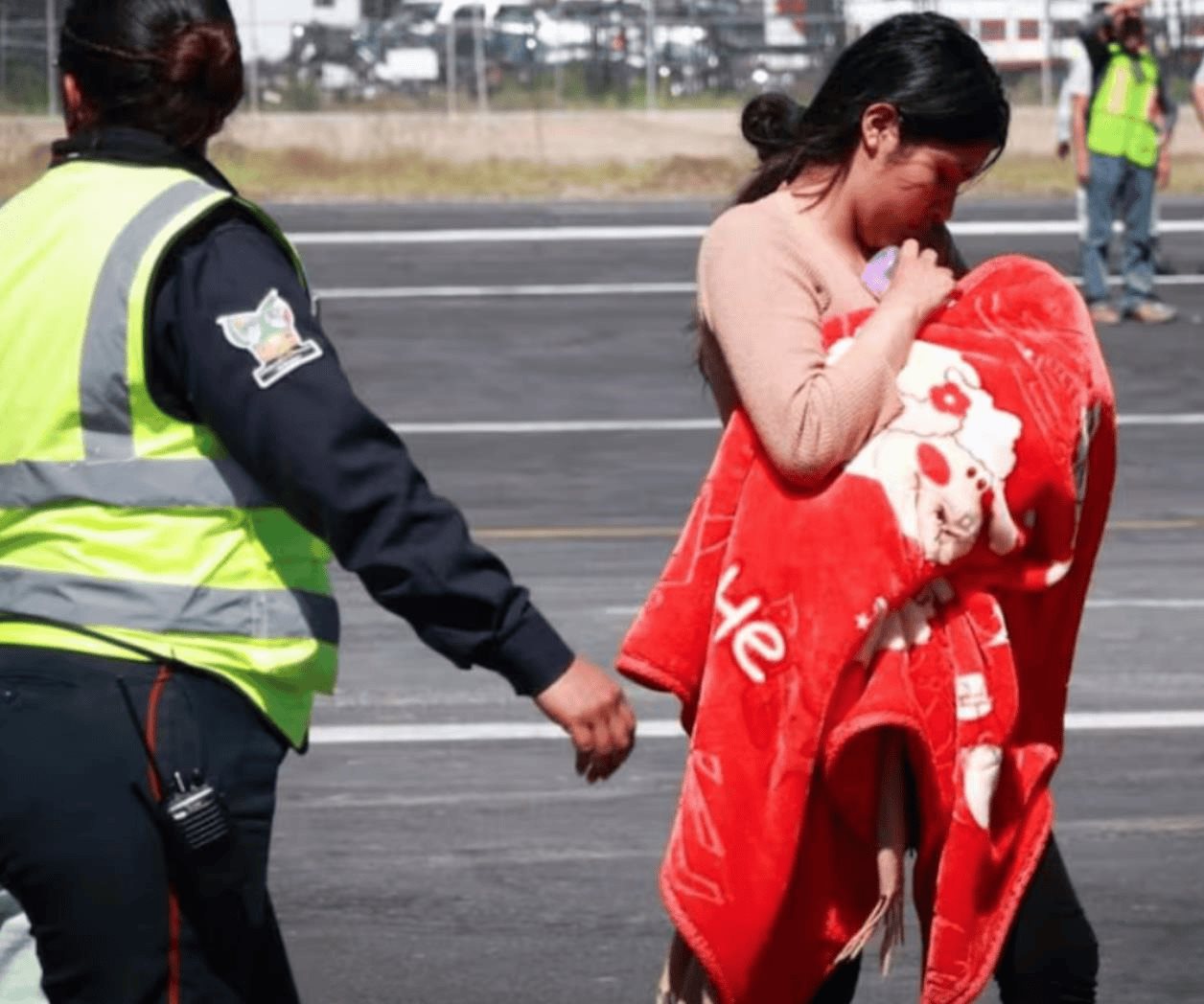 Trasladan vía aérea a 117 personas de zonas devastadas de Hidalgo