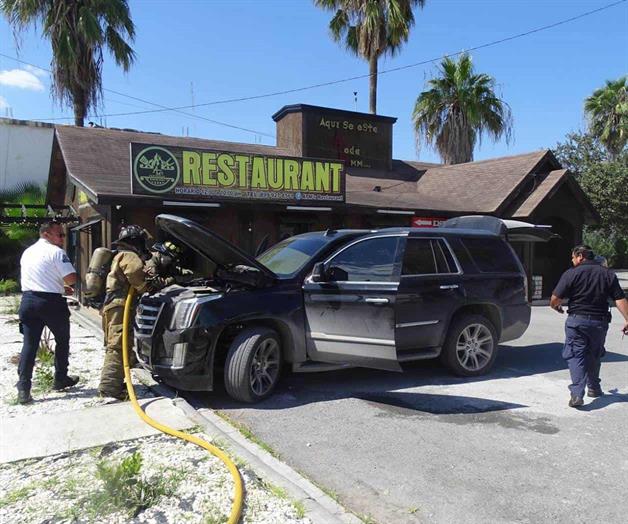 Arde camioneta en restaurante