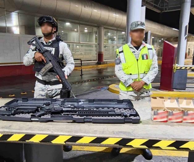 Detienen en Reynosa a estadounidenses al intentar ingresar armas a México Detienen en Reynosa a estadounidenses al intentar ingresar armas a México