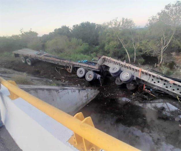 Vuelca tráiler en área de socavón en la Soto la Marina-Aldama Vuelca tráiler en área de socavón en la Soto la Marina-Aldama