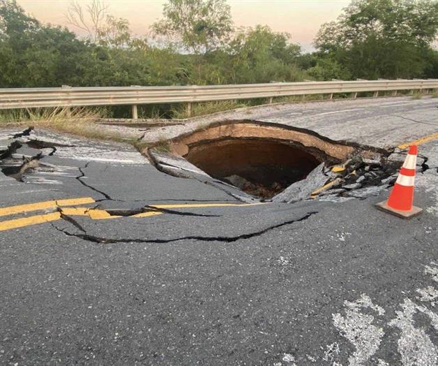 Se forma socavón en carretera Soto la Marina-Aldama; cierran un carril Se forma socavón en carretera Soto la Marina-Aldama; cierran un carril