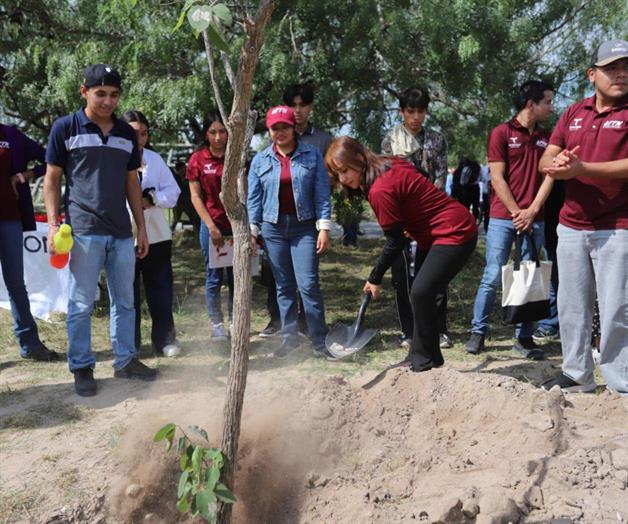 Universitarios reforestan la laguna La Escondida Universitarios reforestan la laguna La Escondida