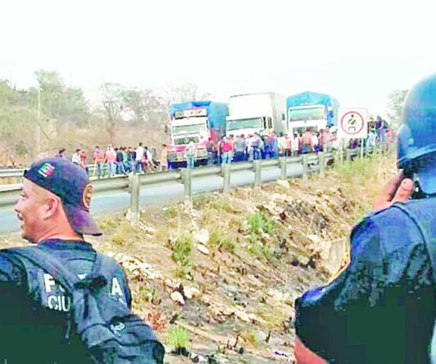 Bloquea CNTE carreteras en Tuxtla