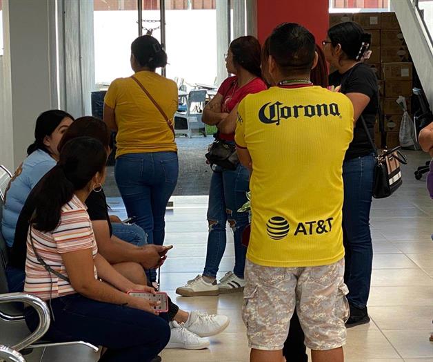 Protestan madres por falta de luz en escuela Protestan madres por falta de luz en escuela