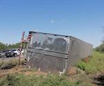 El exceso de velocidad causa volcadura de tráiler