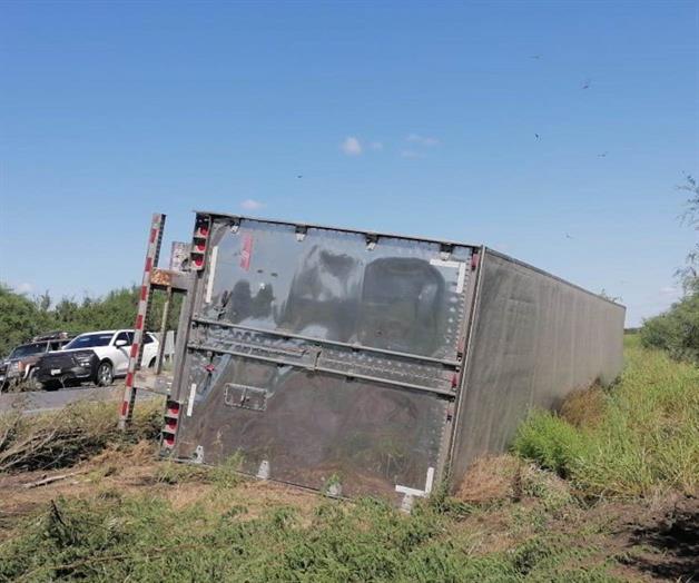 El exceso de velocidad causa volcadura de tráiler El exceso de velocidad causa volcadura de tráiler