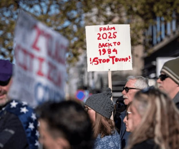 Colectivos latinos y mexicanos se unen en protesta No kings day en EU Colectivos latinos y mexicanos se unen en protesta No kings day en EU