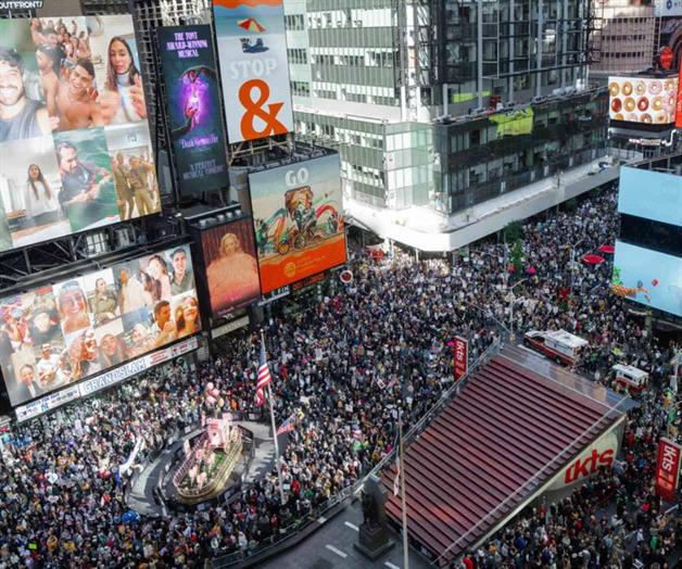 Protestas contra Trump generan ambiente festivo; republicanos las llaman actos de odio a EEUU