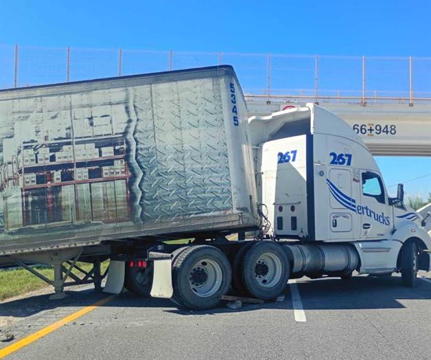 Queda varado a  media autopista