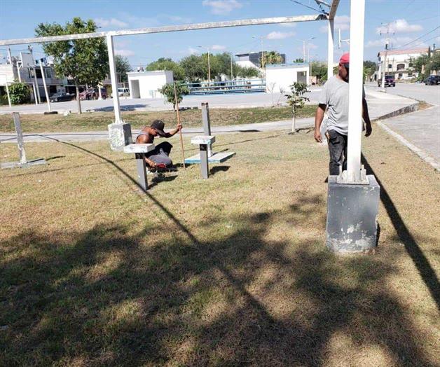 Vecinos hacen trabajo de Parques y Jardines Vecinos hacen trabajo de Parques y Jardines