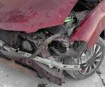 Destrozan vehículo a una familia